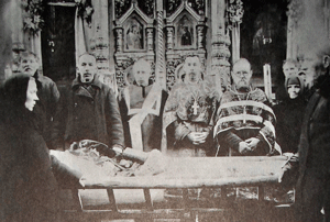 Духовенство г. Демидова на заупокойном богослужении. 1950-е годы. В центре - священник Пантелемон, слева - диакон Георгий Медведков