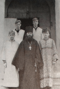 Иеромонах Сергии (Зятьков) с алтарниками Покровского храма. 1990-е гг.