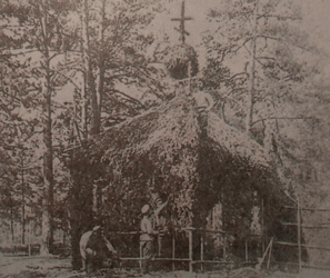 Сооружение из еловых ветвей походной церкви на передовых позициях во время первой мировой войны. Фотография 1914-1916 гг.
