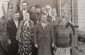 Священник Иосиф с хором и членами приходского совета Покровской церкви. 1970-е гг.