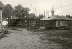 Строительство Свято-Успенского храма в Старо-Шарковщине (справа - притчтовый дом). Фото начала XX века.